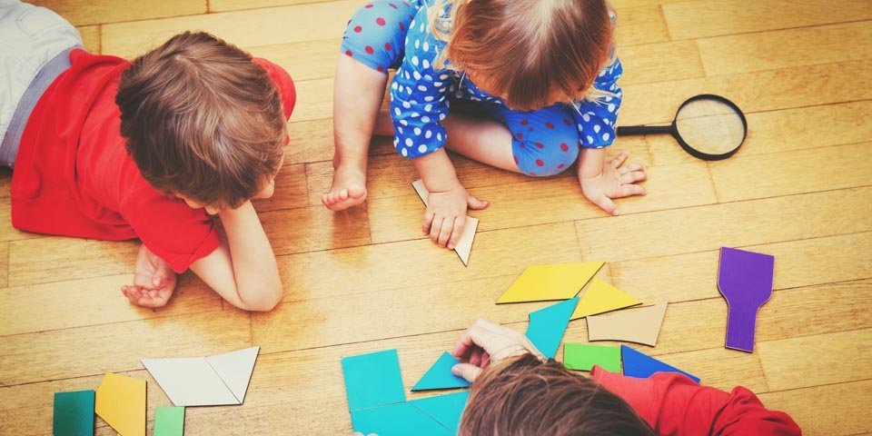 Trẻ chậm nói Trẻ chậm nói có hai khả năng: chậm nói đơn thuần và chậm nói do khiếm khuyết về sự phát triển não bộ.